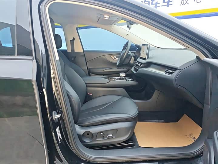 Фото 8 - Hongqi E-QM5