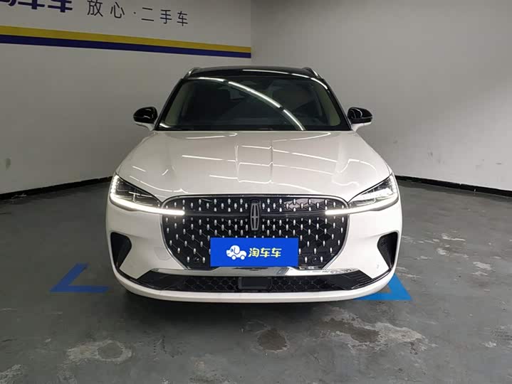 Фото 2 - Lincoln Corsair