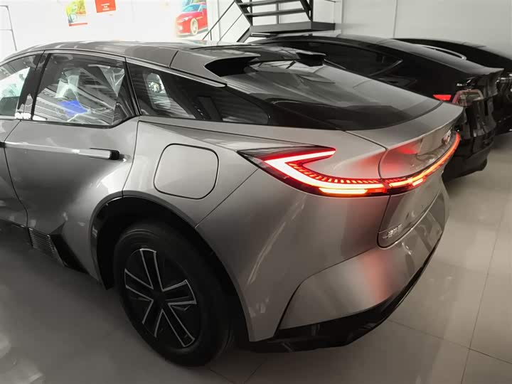 Фото 5 - Toyota bZ5