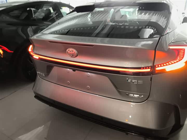 Фото 6 - Toyota bZ5