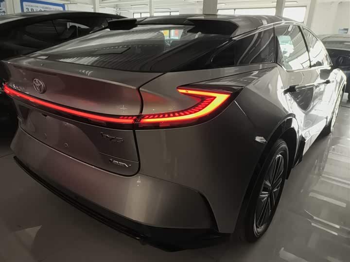 Фото 7 - Toyota bZ5