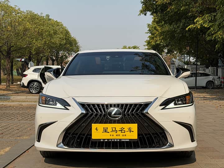 Фото 2 - Lexus ES