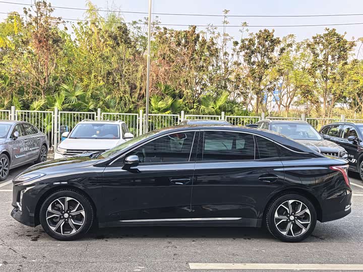 Фото 4 - Hongqi E-QM5