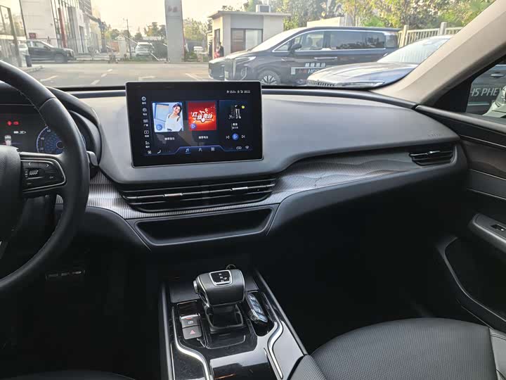 Фото 8 - Hongqi E-QM5