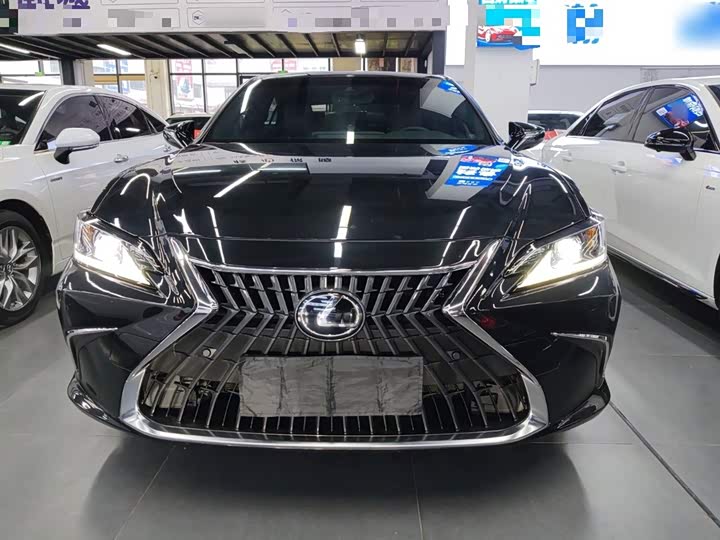 Фото 3 - Lexus ES