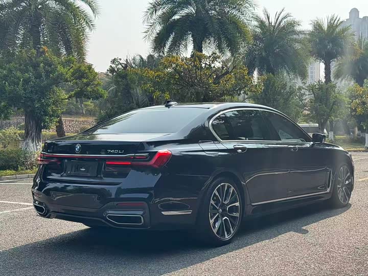 Фото 9 - BMW 7 Series