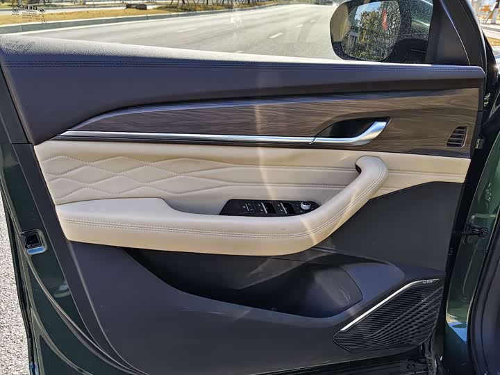 Фото 6 - Geely Monjaro