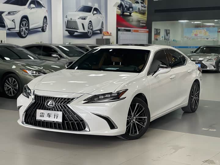 Фото 1 - Lexus ES