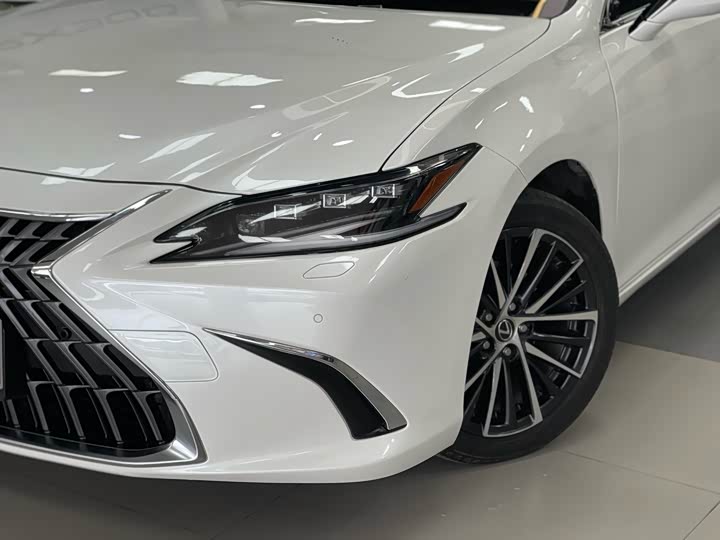 Фото 2 - Lexus ES