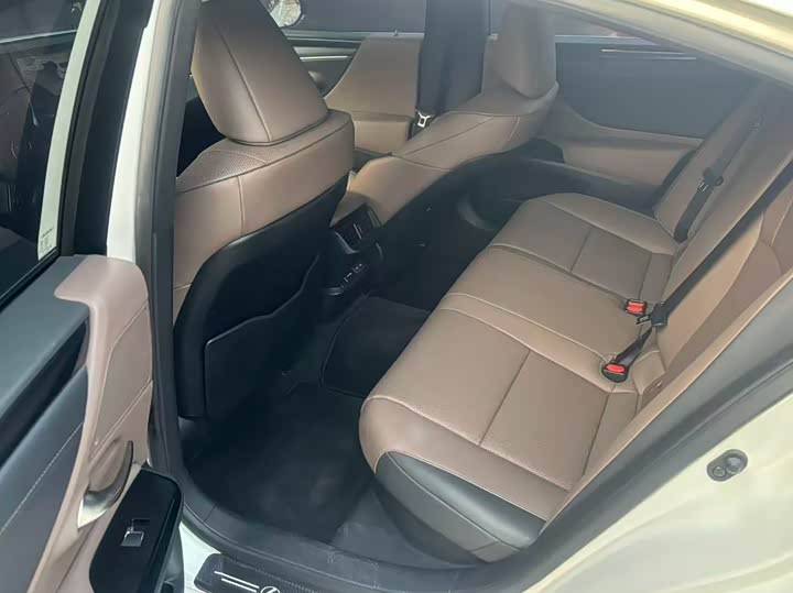 Фото 6 - Lexus ES