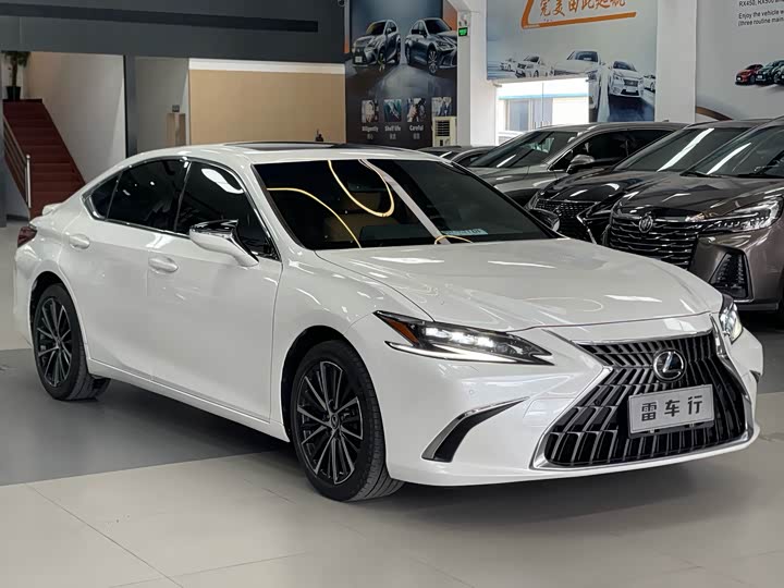 Фото 8 - Lexus ES