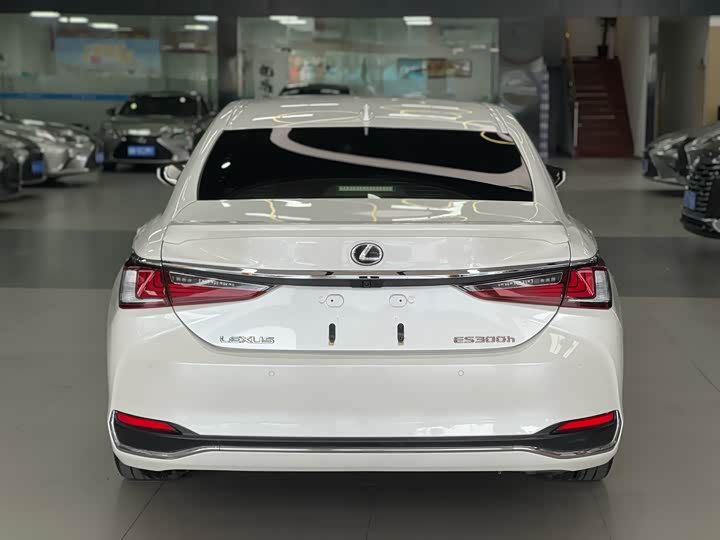 Фото 9 - Lexus ES