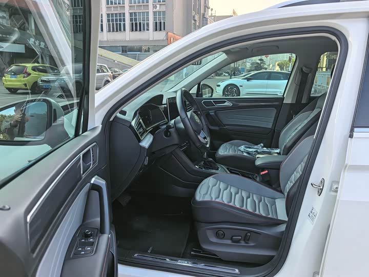 Фото 4 - Volkswagen Tiguan L Hybrid