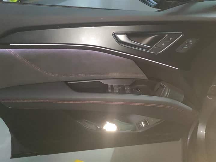 Фото 7 - Audi Q5 e-tron