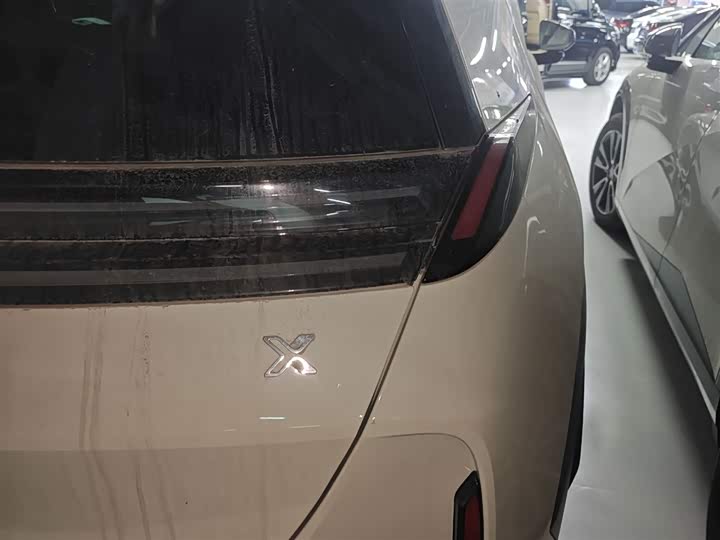 Фото 8 - Zeekr X