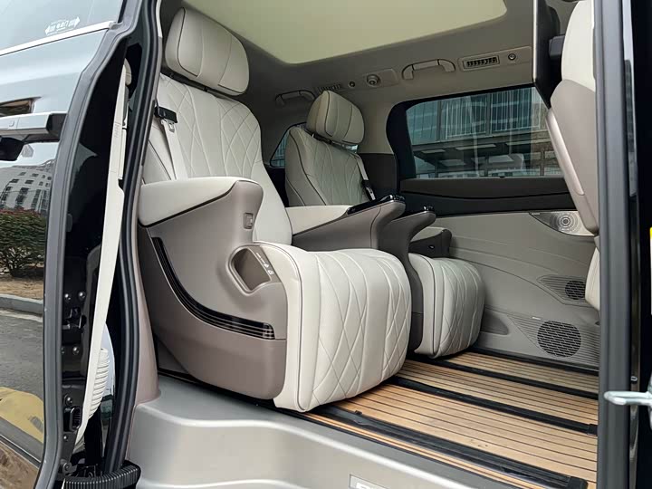 Фото 6 - Denza D9