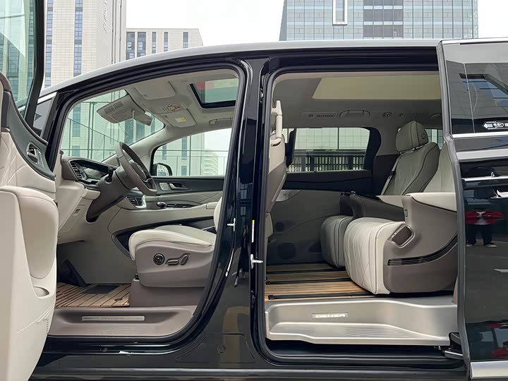 Фото 7 - Denza D9