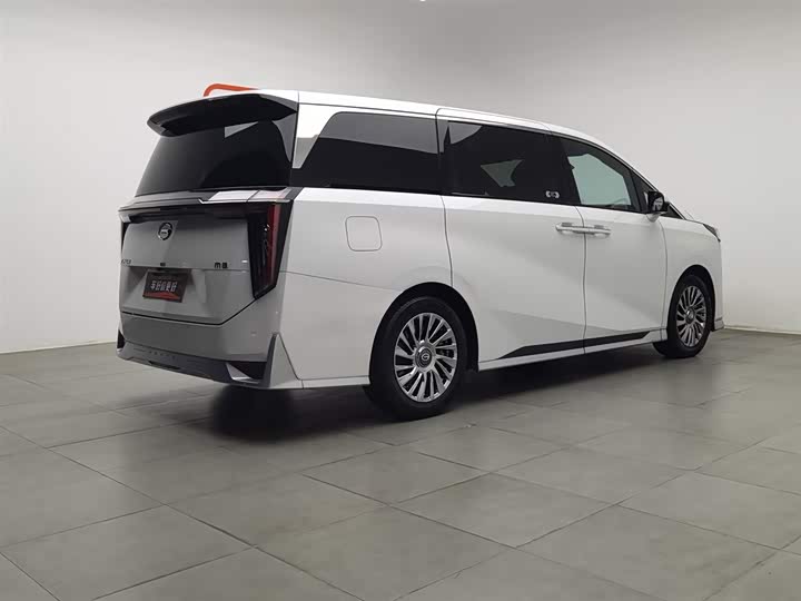 Фото 2 - GAC Trumpchi M8