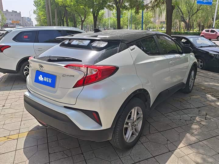 Фото 3 - Toyota C-HR