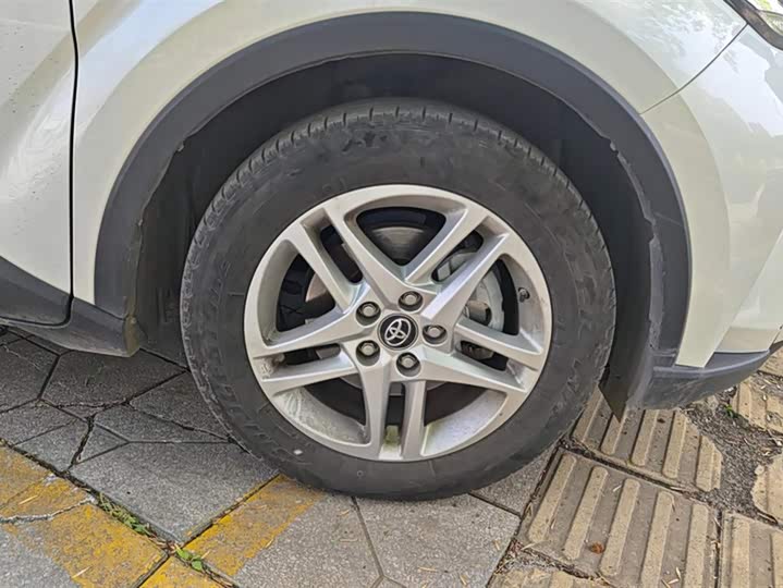 Фото 6 - Toyota C-HR