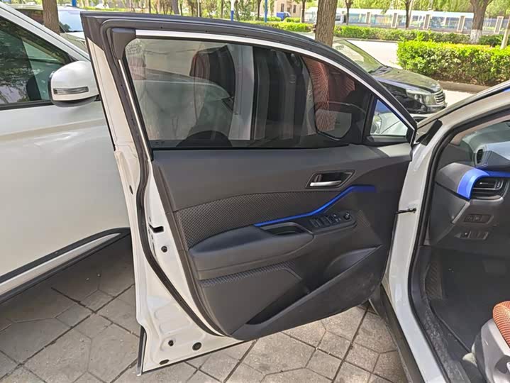 Фото 7 - Toyota C-HR