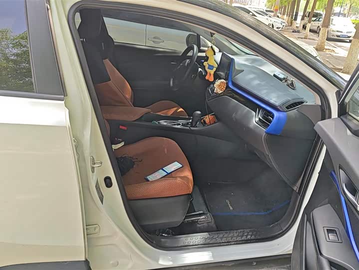 Фото 8 - Toyota C-HR