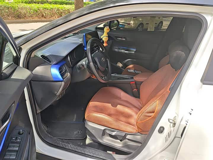 Фото 9 - Toyota C-HR