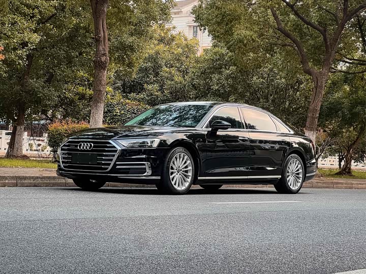 Фото 1 - Audi A8