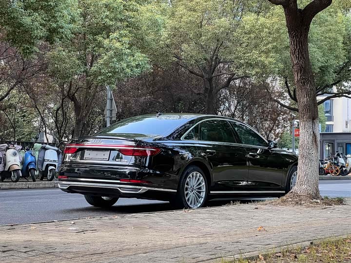Фото 5 - Audi A8