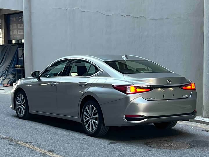 Фото 6 - Lexus ES