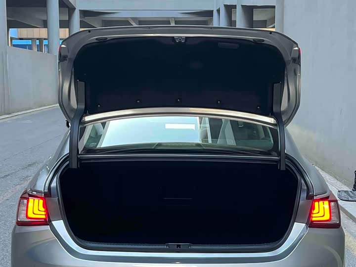 Фото 7 - Lexus ES