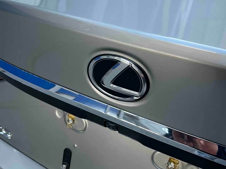 Фото 8 - Lexus ES