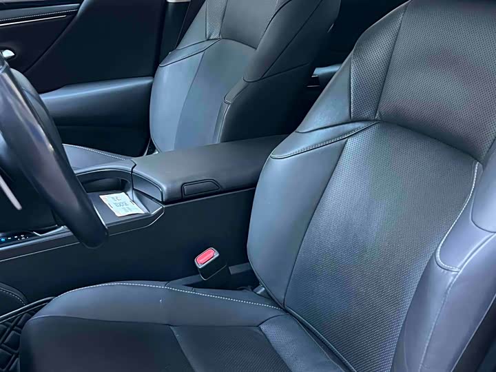 Фото 9 - Lexus ES