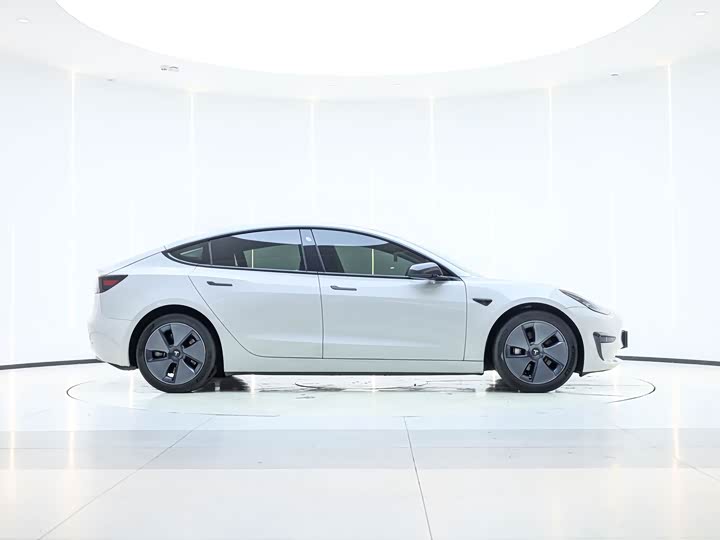 Фото 4 - Tesla Model 3