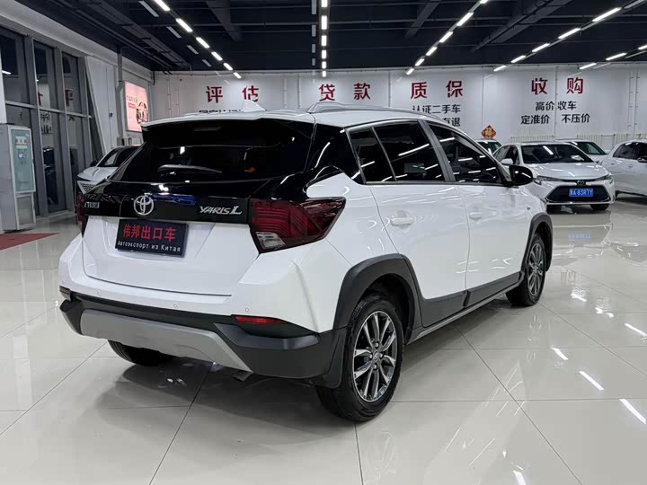 Фото 6 - Toyota Yaris L Hatchback