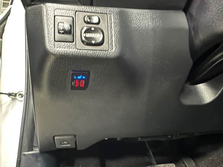 Фото 7 - Toyota Yaris L Hatchback