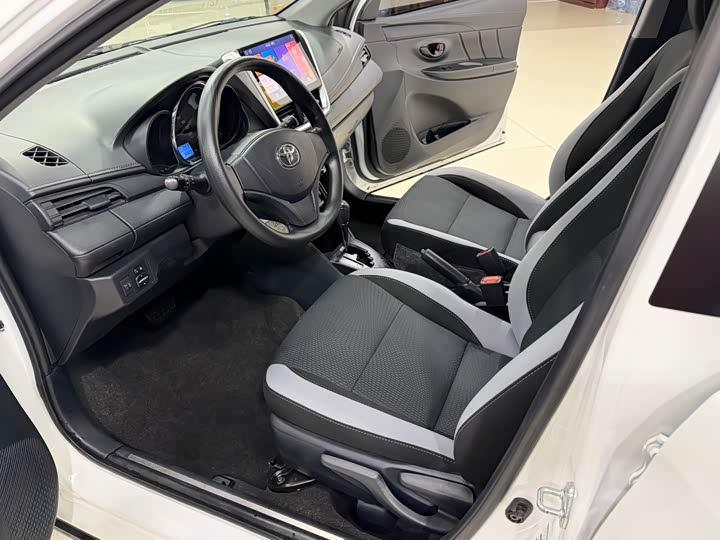 Фото 8 - Toyota Yaris L Hatchback