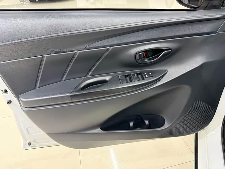 Фото 9 - Toyota Yaris L Hatchback