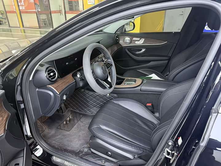 Фото 4 - Mercedes-Benz E-Class