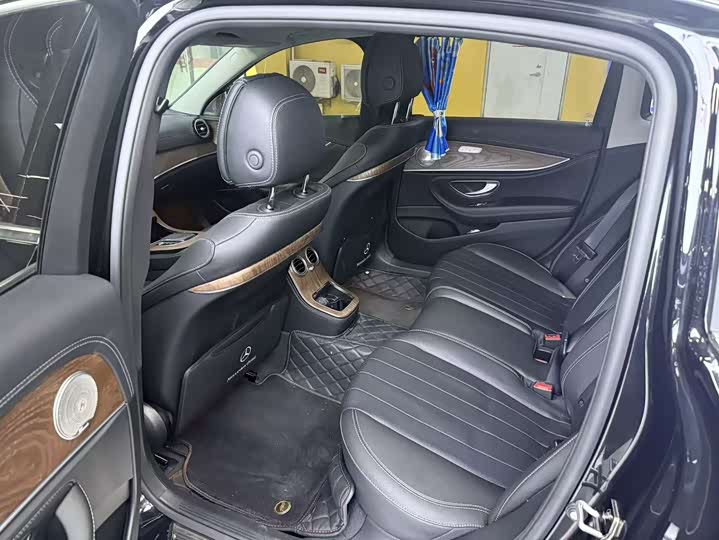 Фото 5 - Mercedes-Benz E-Class