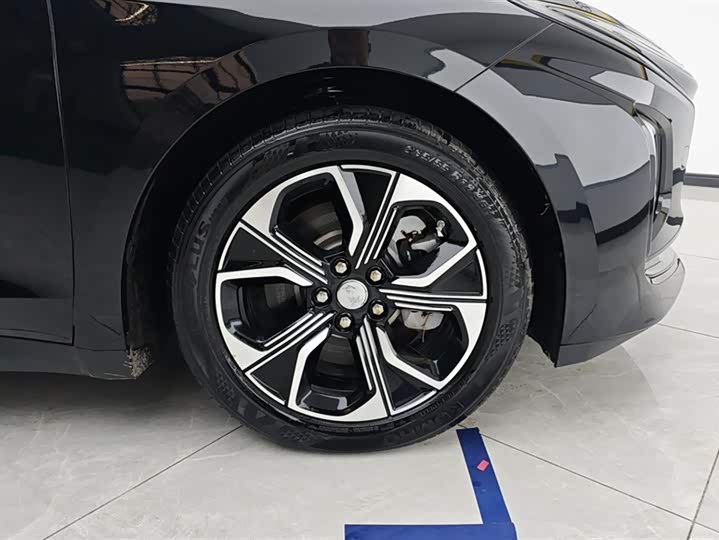 Фото 6 - Hongqi E-QM5