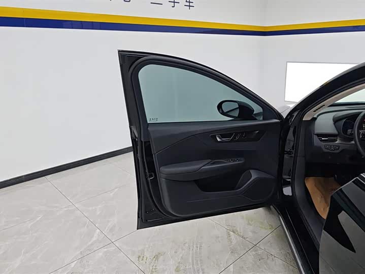 Фото 7 - Hongqi E-QM5