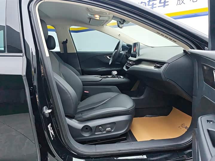 Фото 8 - Hongqi E-QM5