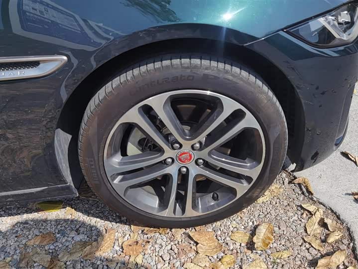 Фото 6 - Jaguar XE L