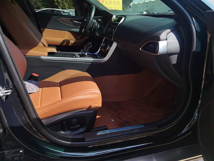 Фото 8 - Jaguar XE L