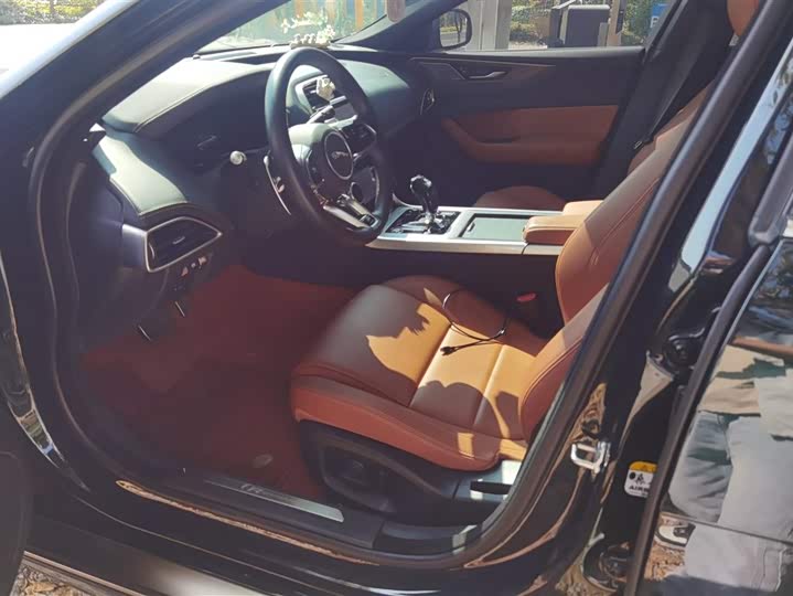 Фото 9 - Jaguar XE L