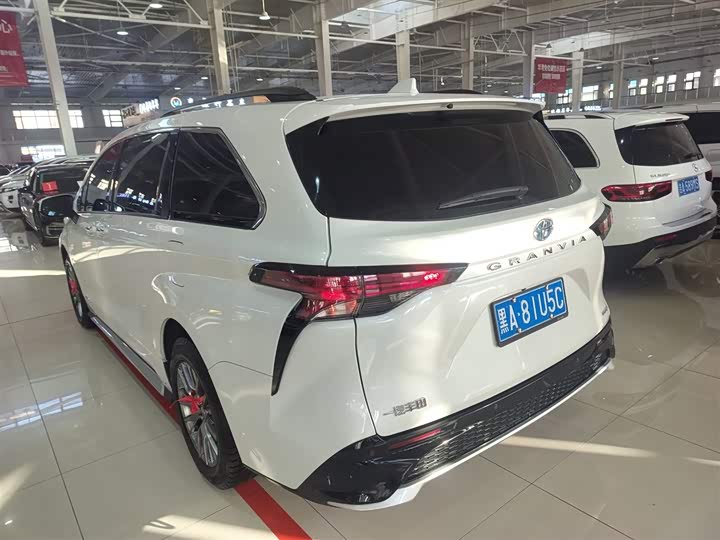 Фото 5 - Toyota Granvia