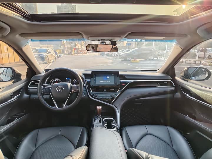 Фото 4 - Toyota Camry