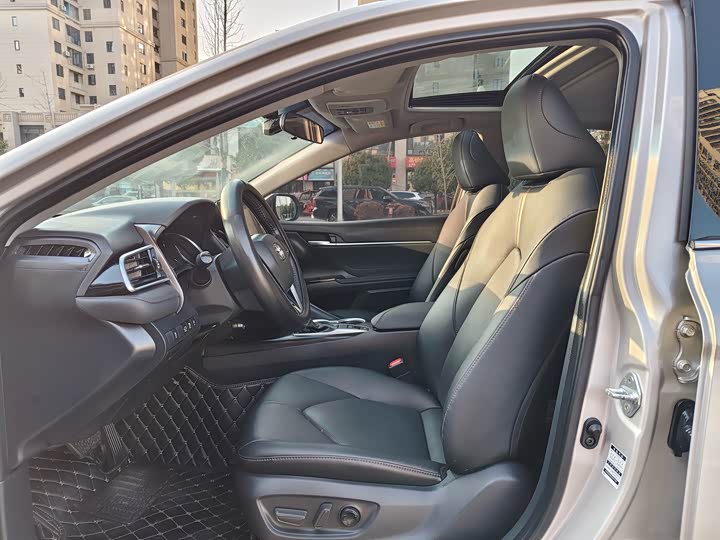 Фото 5 - Toyota Camry