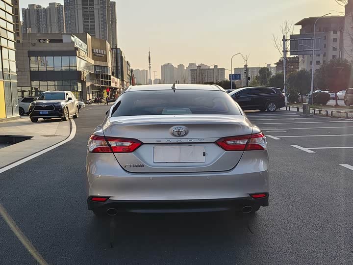 Фото 8 - Toyota Camry